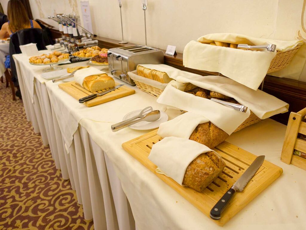 スロバキア・ブラチスラバのおすすめホテル「Arcadia Boutique Hotel」の朝食(パン)