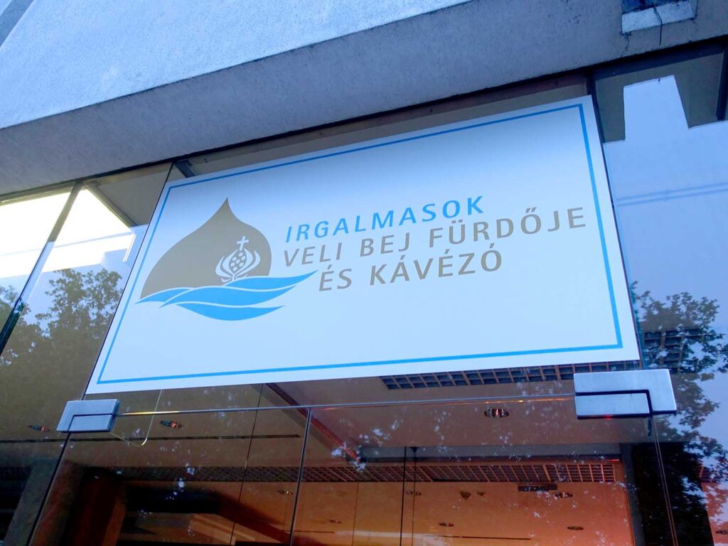 ハンガリー・ブダペストにある温泉施設「Irgalmasok Veli Bej Bath」の看板