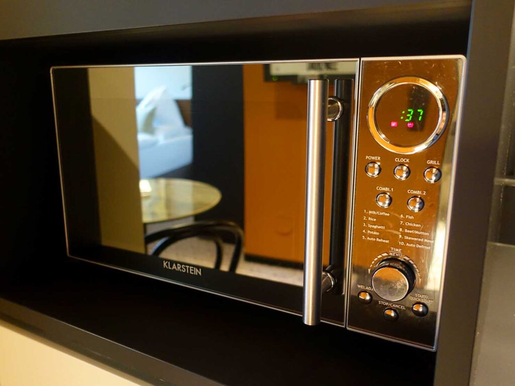 オーストリア・ウィーンのおすすめアパートメントホテル「WELTWIEN Apartments」スタンダードアパートメントの電子レンジ