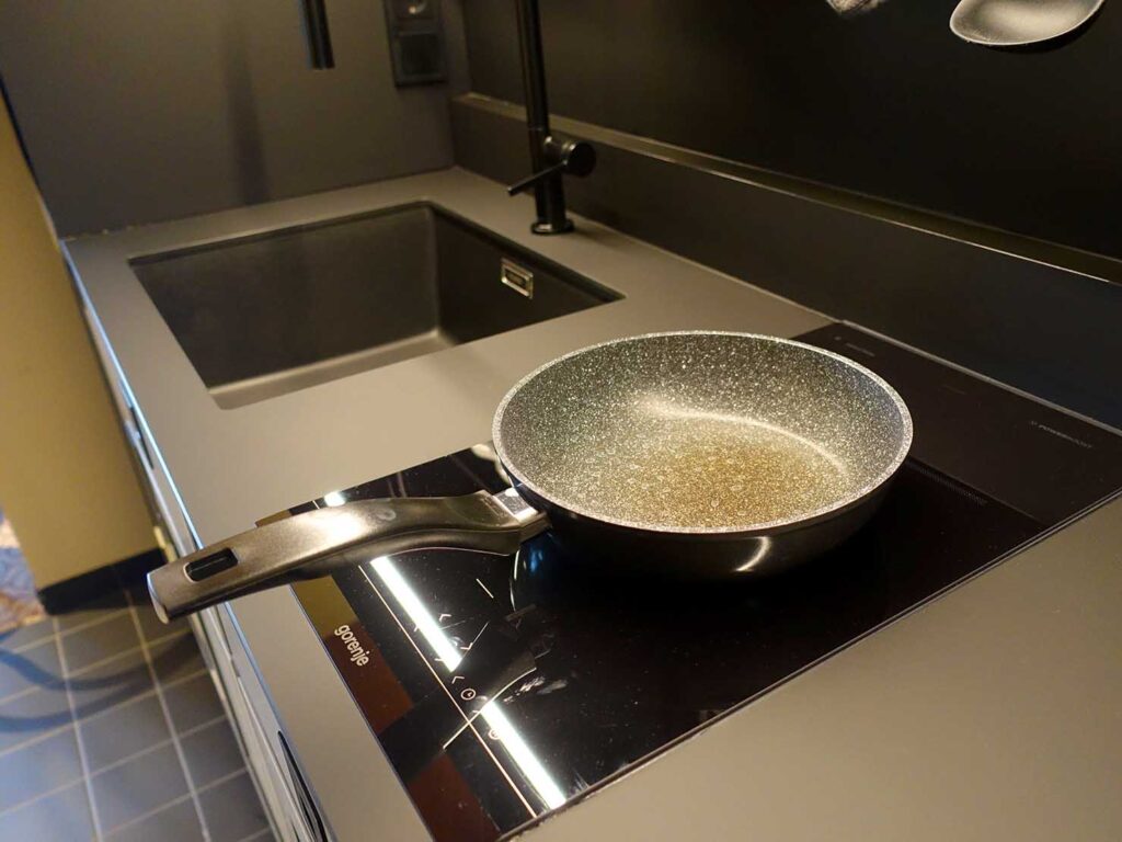オーストリア・ウィーンのおすすめアパートメントホテル「WELTWIEN Apartments」スタンダードアパートメントのクッキングヒーター