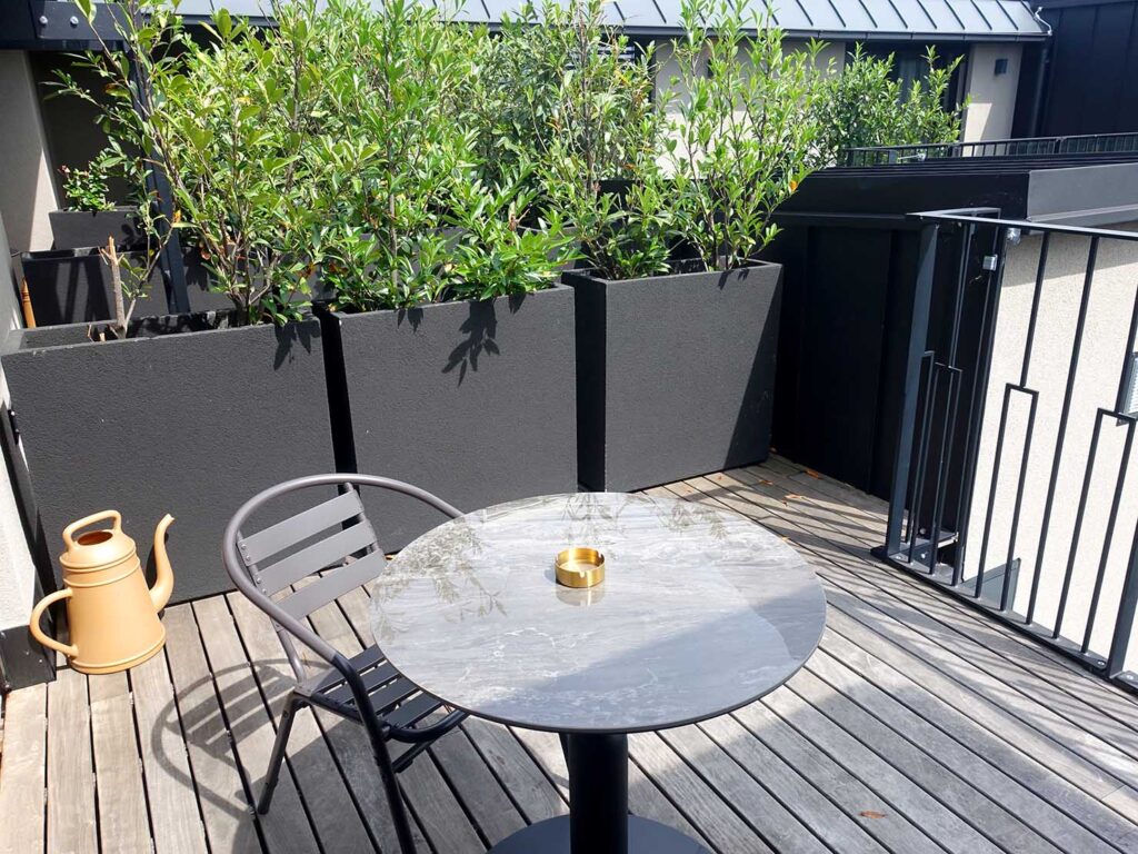 オーストリア・ウィーンのおすすめアパートメントホテル「WELTWIEN Apartments」スタンダードアパートメントのテラスに飾られた緑