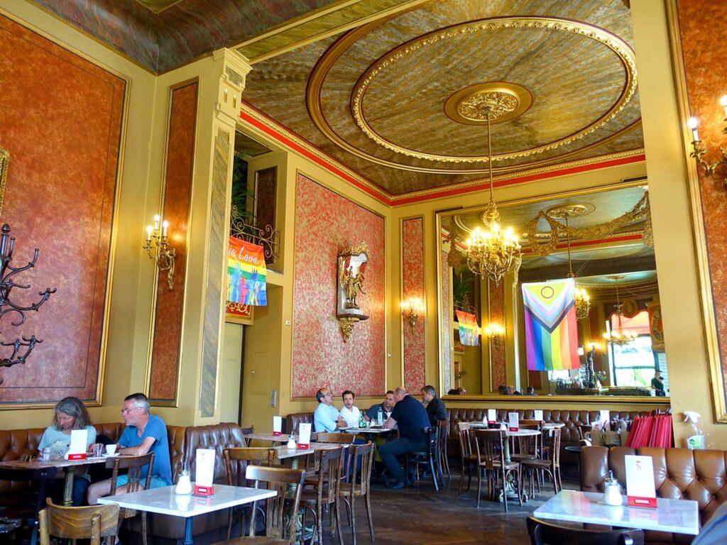 オーストリア・ウィーンにあるLGBTフレンドリーカフェ「Café Savoy」の店内
