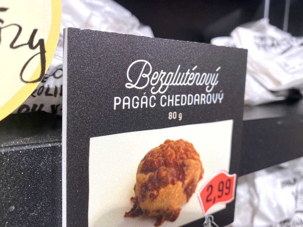 スロバキア・ブラチスラバのスーパーに並ぶグルテンフリーパンの写真